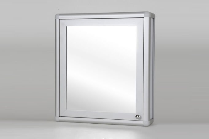 Aynalı banyo dolapları kulplu ve mıknatıslı