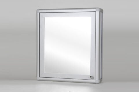 Aynalı banyo dolapları kulplu ve mıknatıslı