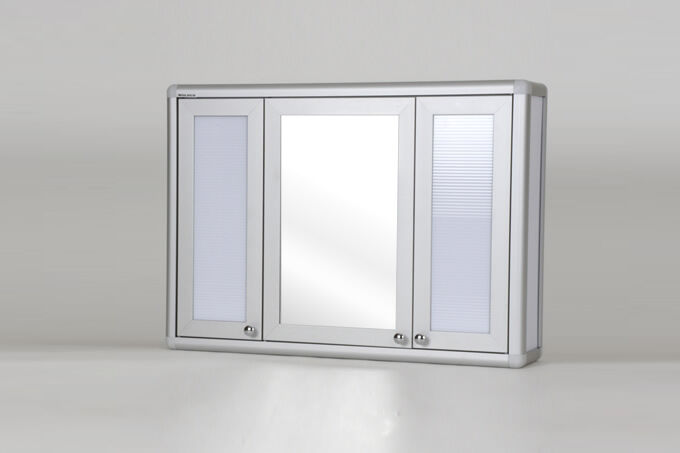 Mirrored bathroom cabinet with 3 doors.