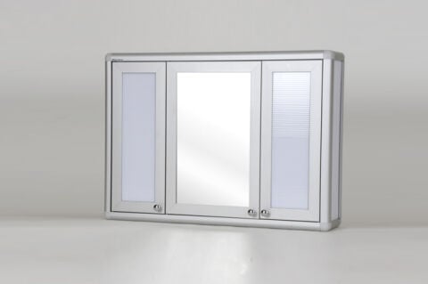 Mirrored bathroom cabinet with 3 doors.