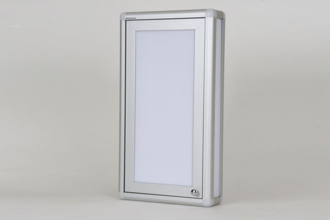 Banyo dolabı beyaz kapı metal kulplu