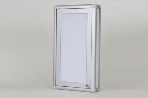 Banyo dolabı beyaz kapı metal kulplu